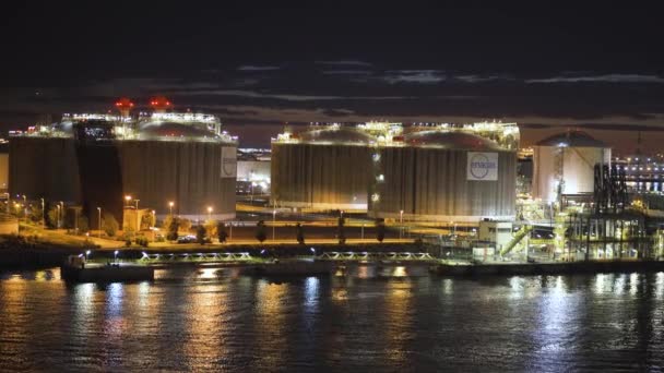 Barcelona, Spanien - 09. November 2018 - Öl- und Gasspeicher oder Container im Hafen der Stadt in 4k — Stockvideo