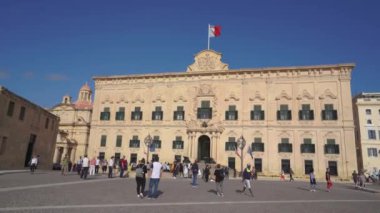 Valletta, Malta - 12 Kasım 2018 - Castille Meydanı'ndaki Auberge de Castille'nin 4k'lık ta yanaşacak şekilde dış görünümü