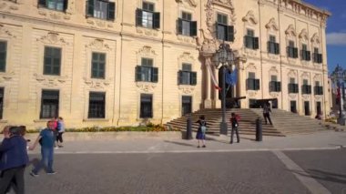 Valletta, Malta - 12 Kasım 2018 - Castille Meydanı'ndaki Auberge de Castille'nin 4k'lık ta yanaşacak şekilde dış görünümü