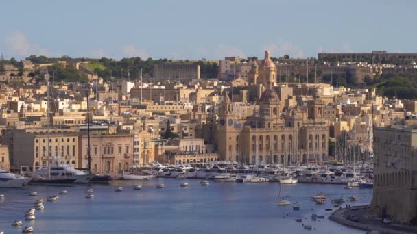 VALLETTA, MALTA - 12 ноября 2018 года - Побережье острова Биргу с гаванью, круизным судном, лодками и панорамой города в 4k — стоковое видео