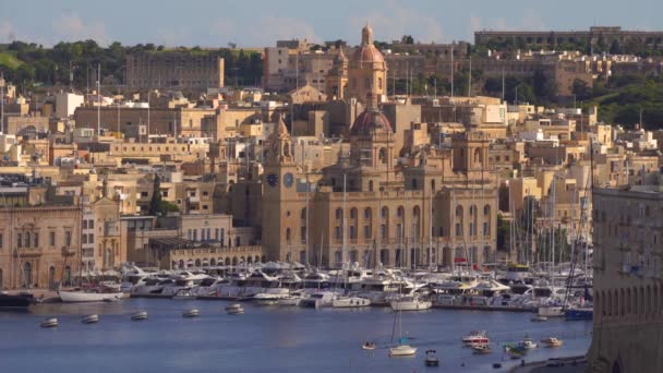 Valletta, Malta-november 12, 2018-kusten på Isla Birgu Island med hamn, kryssningsfartyg, båtar och Panorama över staden i 4K — Stockvideo