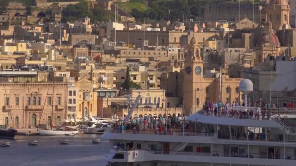 Valletta, Malta-12. listopadu 2018-pobřeží ostrova Isla Birgu s přístavem, výletní lodí, loděmi a panoramatem města v 4k — Stock video