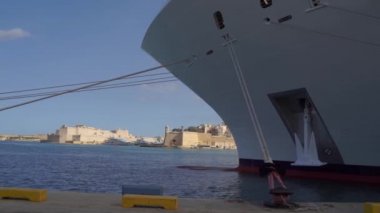 Valletta, Malta - 12 Kasım 2018 - 4k eski antik duvarların panoramik manzarasına sahip şehrin limanında lüks yolcu gemisi
