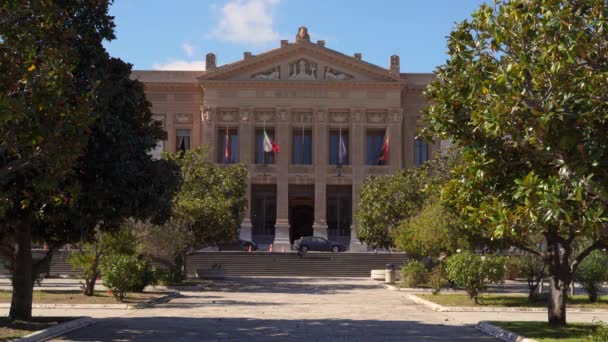 MESSINA, ITALIA - 06 DE NOVIEMBRE DE 2018 - Palazzo Zanca, Municipio di Messina en Piazza Unione Europea en 4k — Vídeos de Stock