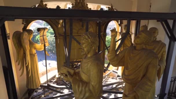 Messina, italien - november 06, 2018 - dekorationen und innenraum goldene elemente des glockenturms der kathedrale von messina, sizilien in 4k — Stockvideo