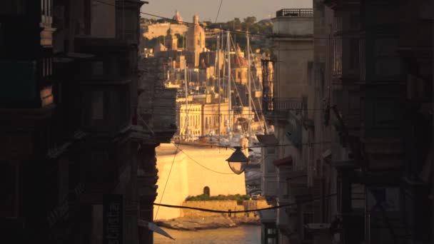 Eski kentin güzel ortaçağ dar sokakları ve Valletta limanın görünümü, Malta 4k — Stok video