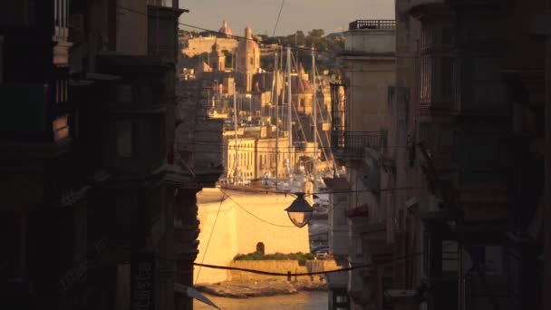 Gyönyörű középkori keskeny utcák a régi város és a kilátás a kikötő Valletta, Málta 4k — Stock videók