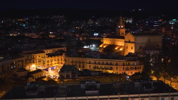 Vista panorámica de la noche superior de los edificios locales con luces, montañas en la hermosa ciudad de Messina, Sicilia, Italia en 4k — Vídeos de Stock