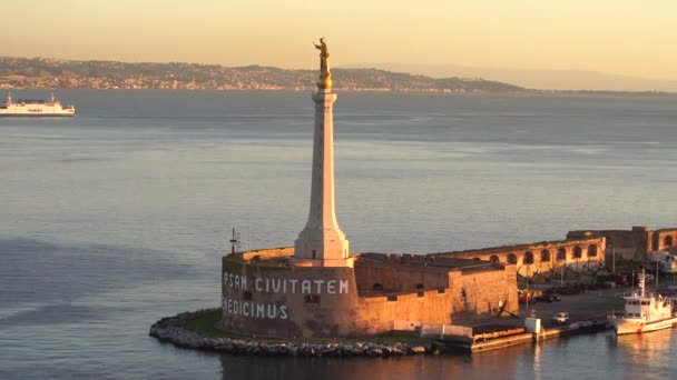 Messina, İtalya - 06 Kasım 2018 - Forte del Santissimo Salvatore, 4k'te gemiler ve denizle Birlikte Saint Mary veya Madonna Della Lettera heykeli ile — Stok video