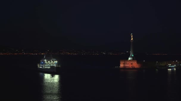 Messina, Włochy-06 listopada 2018-Forte Del Santissimo Salvatore z figurą Najświętszej Maryi Panny lub Madonna Della lettera ze statków i morza w nocy w 4K — Wideo stockowe