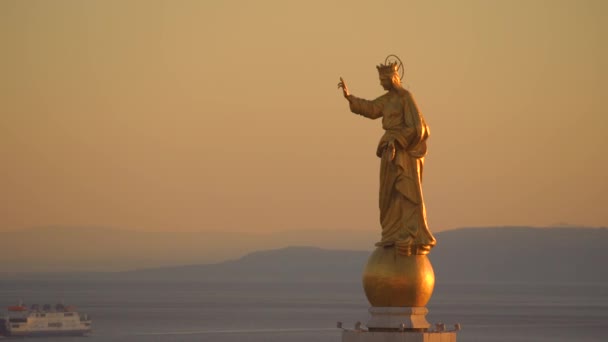 Messina, İtalya - 06 Kasım 2018 - Forte del Santissimo Salvatore, Saint Mary veya Madonna Della Lettera'nın yakın çekim heykeliile — Stok video