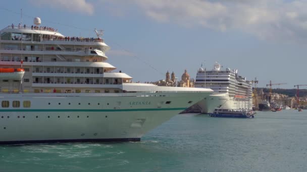 Valletta, malta - 12. November 2018 - Luxus-Kreuzfahrtschiff im Hafen der Stadt mit Panoramablick auf die alten Mauern in 4k — Stockvideo