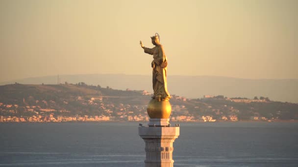 Messina, İtalya - 06 Kasım 2018 - Forte del Santissimo Salvatore, Saint Mary veya Madonna Della Lettera'nın 4k'da yakın çekim heykeliile — Stok video