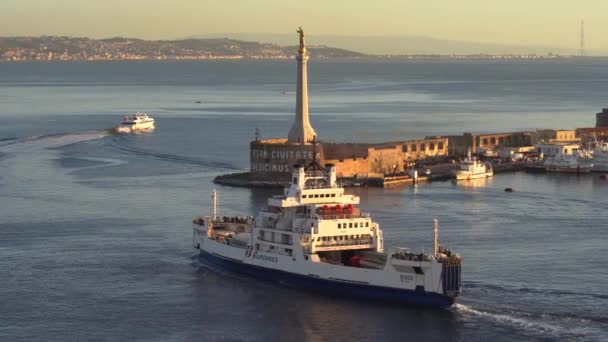 意大利梅西纳 - 2018年11月06日 - 圣蒂西莫萨尔瓦托堡与圣玛丽或麦当娜德拉莱特塔的雕像与船舶和大海在4k — 图库视频影像
