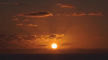 Güneş gün batımı gökyüzünün havadan görünümü ile güneşin ufuktan aşağı inecek şekilde 4k 'da dramatik bulutlar