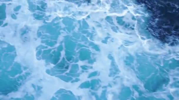 Ondes avec mousse derrière un bateau. Modèles de vagues dans l'eau. Vue de sillage de surface de l'eau depuis le paquebot de croisière en 4k 