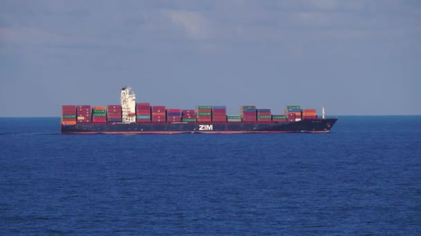 Flygbild av containerlast fartyg med färgglada containrar i öppet hav i 4K — Stockvideo
