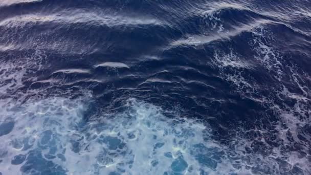 Hullámok hab a csónak mögött lassított. A víz hullámainak mintái. Vízfelület ébresztési kilátás a óceánjáró — Stock videók