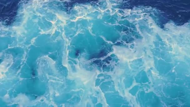 Ondes avec mousse derrière un bateau. Modèles de vagues dans l'eau. Vue de sillage de surface de l'eau depuis le paquebot de croisière en 4k — Video