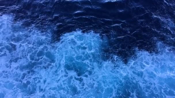 Wellen mit Schaum hinter einem Boot in Zeitlupe. Muster von Wellen im Wasser. Blick vom Kreuzfahrtschiff auf die Wasseroberfläche — Stockvideo