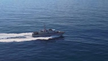 Messina, Italya-06 Kasım, 2018: Speedboat Guardia di Finanza 4k arkasında dalgalar ile açık denizde