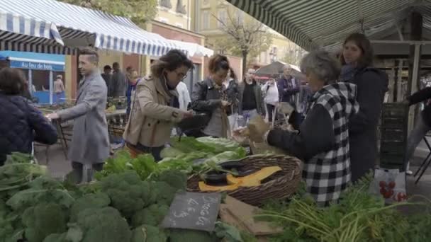 ニース、フランス - 11月 10、2018 - 農家の市場で買い物をする人々と4kで有機野菜や果物の様々な屋台 — ストック動画