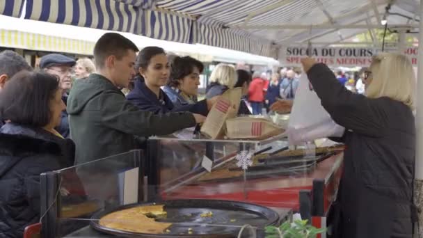 Nice, Fransa-10 Kasım 2018-çiftçi pazarında alışveriş yapan Insanlar ve 4k 'da çeşitli organik sebze ve meyve içeren bir durak — Stok video