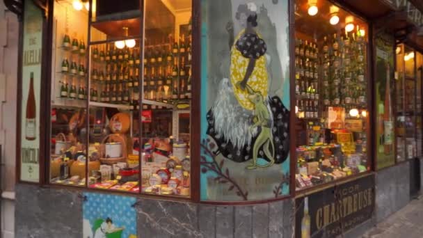 BARCELONE, ESPAGNE - 09 NOVEMBRE 2018 - Façade moderniste d'un paradis gastronomique Boutique Queviures Murria dans un coin célèbre de la rue Ramblas à 4k — Video