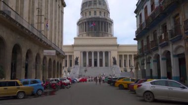 Havana, Küba-13 Mayıs 2018-kişi ve araba 4k ile eski şehir el Capitolio kubbesi sokak görünümü