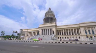 Havana, Küba-13 Mayıs 2018-el Capitolio veya klasik Amerikan otomobilleri ve insanlar ile 4k sokaklarında Ulusal Capitol binası