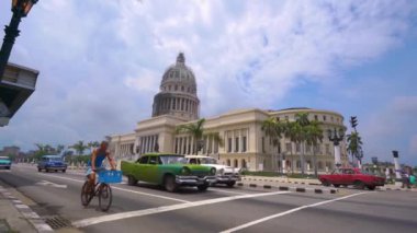 Havana, Küba-13 Mayıs 2018-el Capitolio veya klasik Amerikan otomobilleri ve insanlar ile 4k sokaklarında Ulusal Capitol binası