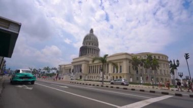 Havana, Küba-13 Mayıs 2018-el Capitolio veya klasik Amerikan otomobilleri ve insanlar ile 4k sokaklarında Ulusal Capitol binası