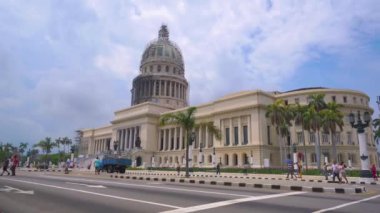Havana, Küba-13 Mayıs 2018-el Capitolio veya klasik Amerikan otomobilleri ve insanlar ile 4k sokaklarında Ulusal Capitol binası
