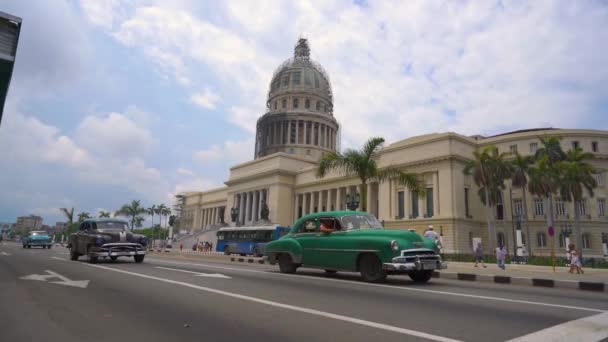 Havana, Kuba-13. května 2018-El Capitolio, nebo národní budova Capitol s ročními americkými auty a lidmi v ulicích 4 k — Stock video