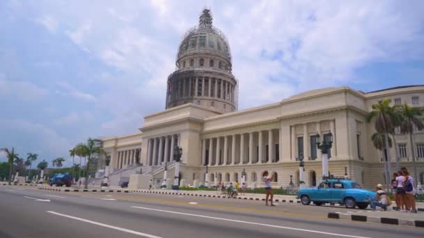 HAVANA, CUBA - MAY 13, 2018 - El Capitolio, or the National Capitol Building with vintage american cars and people on the streets in 4k — Stock Video