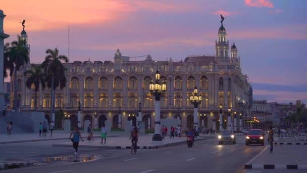 Havana, Kuba-13. května 2018-panoramatický pohled na velké divadlo v Havaně v zapadajícím slunci s ročními vozy a lidmi v 4k — Stock video