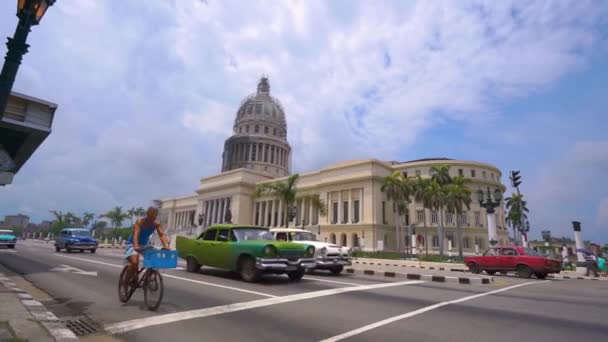 HAVANA, CUBA - 13 MAGGIO 2018 - El Capitolio, o il National Capitol Building con auto d'epoca americane e persone per strada in 4k — Video Stock