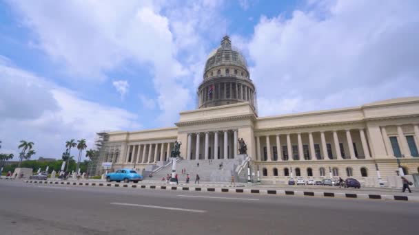 Havana, Kuba-13. května 2018-El Capitolio, nebo národní budova Capitol s ročními americkými auty a lidmi v ulicích 4 k — Stock video