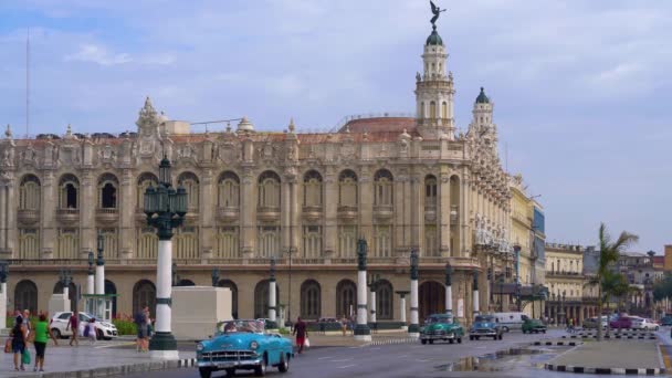 HAVANA, CUBA - 13 de maio de 2018 - Vista panorâmica de rua do Grande Teatro de Havana ao pôr-do-sol com carros antigos e pessoas em 4k — Vídeo de Stock