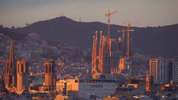 Sagrada familia and panorama view of Barcelona city at dusk, Spain in 4k — стоковое видео