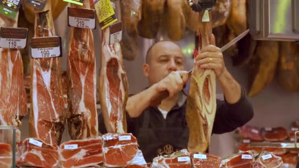 Barcelona, Ispanya-Kasım 09, 2018-4 ' te Ispanyol jambon Stall ile Mercado de La Boqueria Pazarı — Stok video