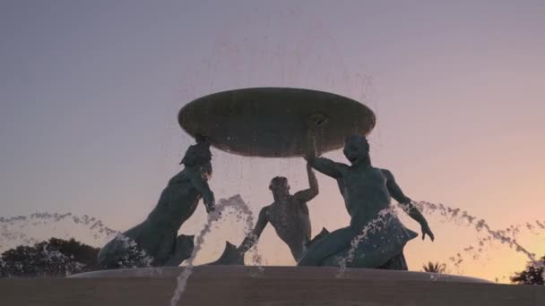 Βαλέτα, Μάλτα-12 Νοεμβρίου 2018-το σιντριβάνι τρίτων στην πλατεία πύλης της πόλης με πηγές νερού στο ηλιοβασίλεμα σε 4K — Αρχείο Βίντεο