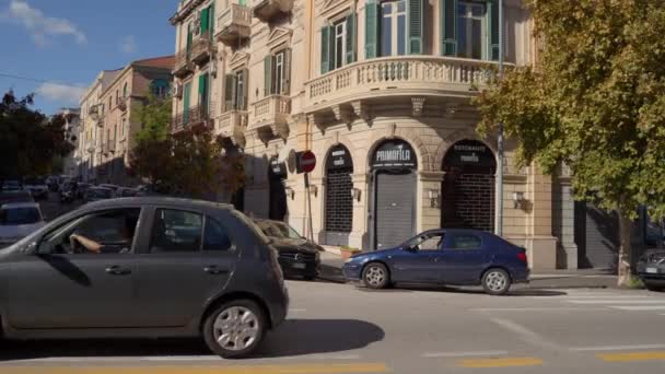 Messina, Italien - 06. November 2018 - Straßen der Altstadt mit Verkehr, Motorroller und Autos in Sizilien in 4k — Stockvideo