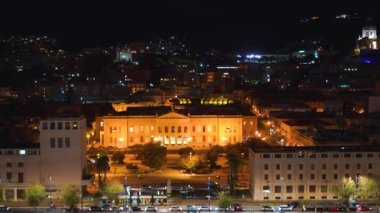 Işık ile yerel binaların panoramik üst gece görünümü, Messina güzel şehirde dağlar, Sicilya, Italya 4k