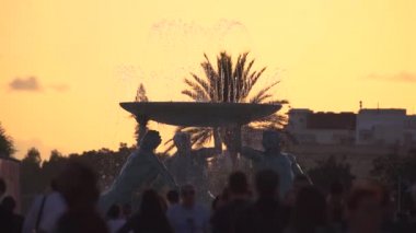 Valletta, Malta-12 Kasım 2018-şehir kapısı meydanındaki Triton Çeşmesi, güneş batımında su yaylar ile 4k