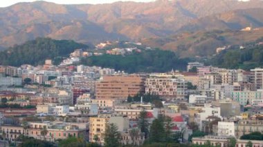 Port ve Messina, Italya 'da dağların tarafında binaların panoramik görünümü 4k