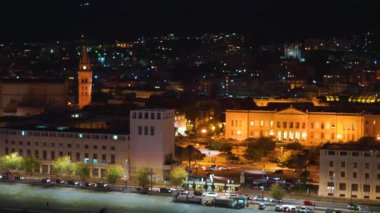 Işık ile yerel binaların panoramik üst gece görünümü, Messina güzel şehirde dağlar, Sicilya, Italya 4k