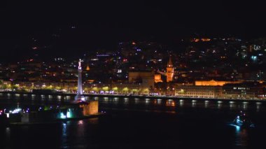 Messina, Italya-06 Kasım 2018-Forte del Santissimo Salvatore, Saint Mary heykeli ile veya Madonna della lettera ile gemi ve deniz ile gece 4k