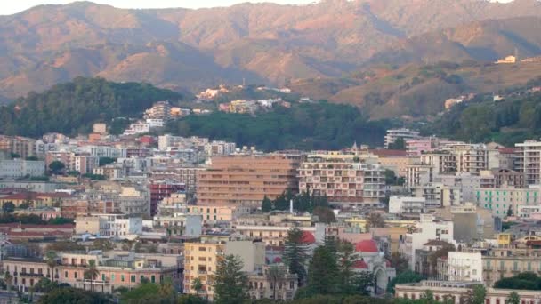 Panorama utsikt över byggnaderna på sidan av hamnen och bergen i Messina, Italien i 4k — Stockvideo