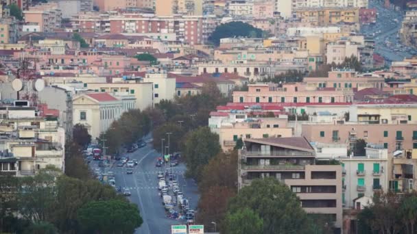 Panorama von oben auf die lokalen gebäude und den verkehr auf der straße in der schönen stadt messina, sizilien, italien in 4k — Stockvideo